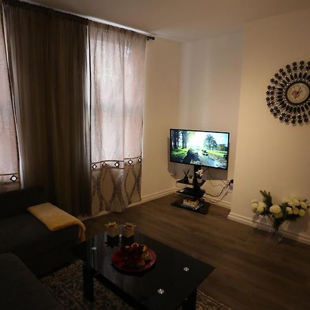 Luxury 1 Bedroom Flat In The Heart Of Wood Green Лондон Стая снимка