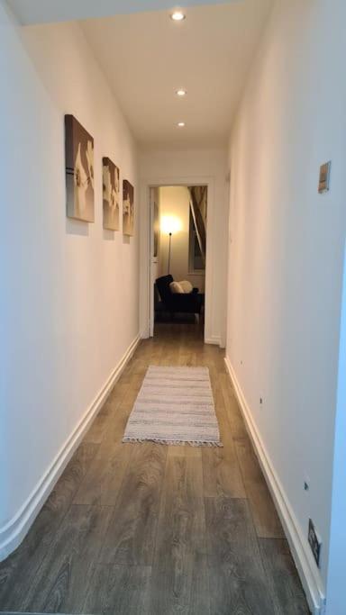 Luxury 1 Bedroom Flat In The Heart Of Wood Green Лондон Екстериор снимка