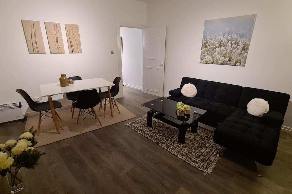 Luxury 1 Bedroom Flat In The Heart Of Wood Green Лондон Екстериор снимка