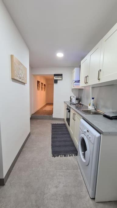 Luxury 1 Bedroom Flat In The Heart Of Wood Green Лондон Екстериор снимка