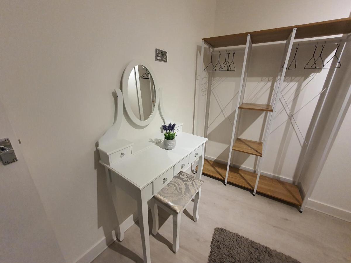 Luxury 1 Bedroom Flat In The Heart Of Wood Green Лондон Екстериор снимка