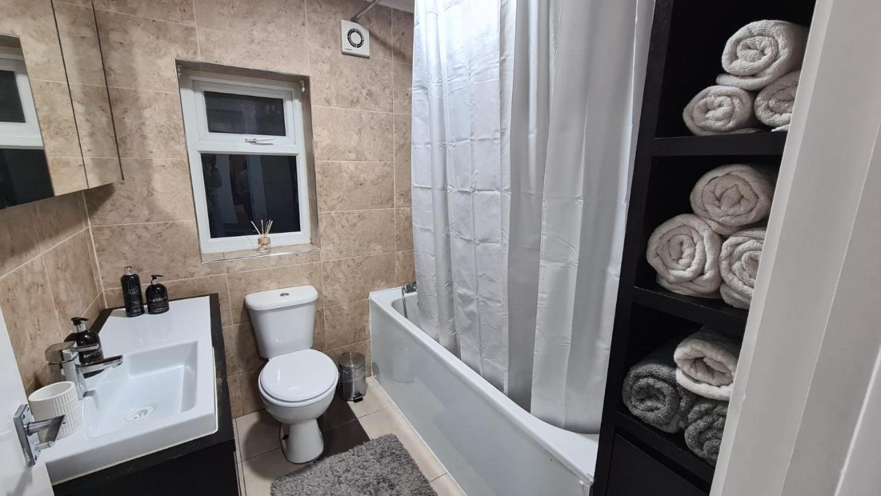 Luxury 1 Bedroom Flat In The Heart Of Wood Green Лондон Екстериор снимка