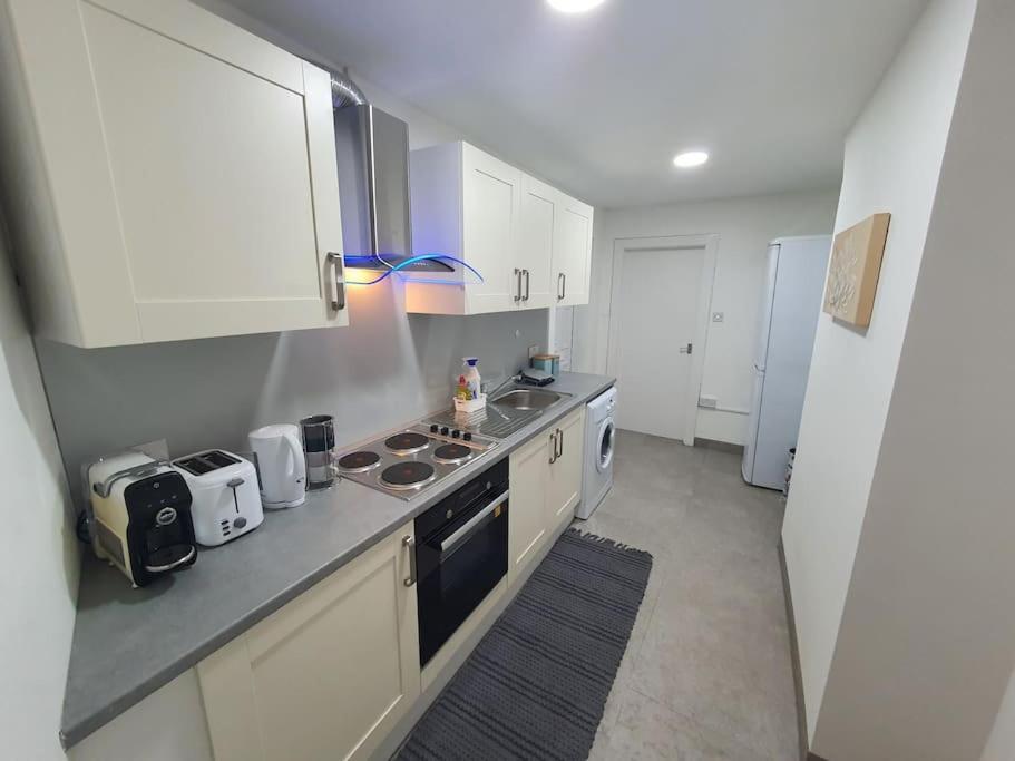 Luxury 1 Bedroom Flat In The Heart Of Wood Green Лондон Екстериор снимка