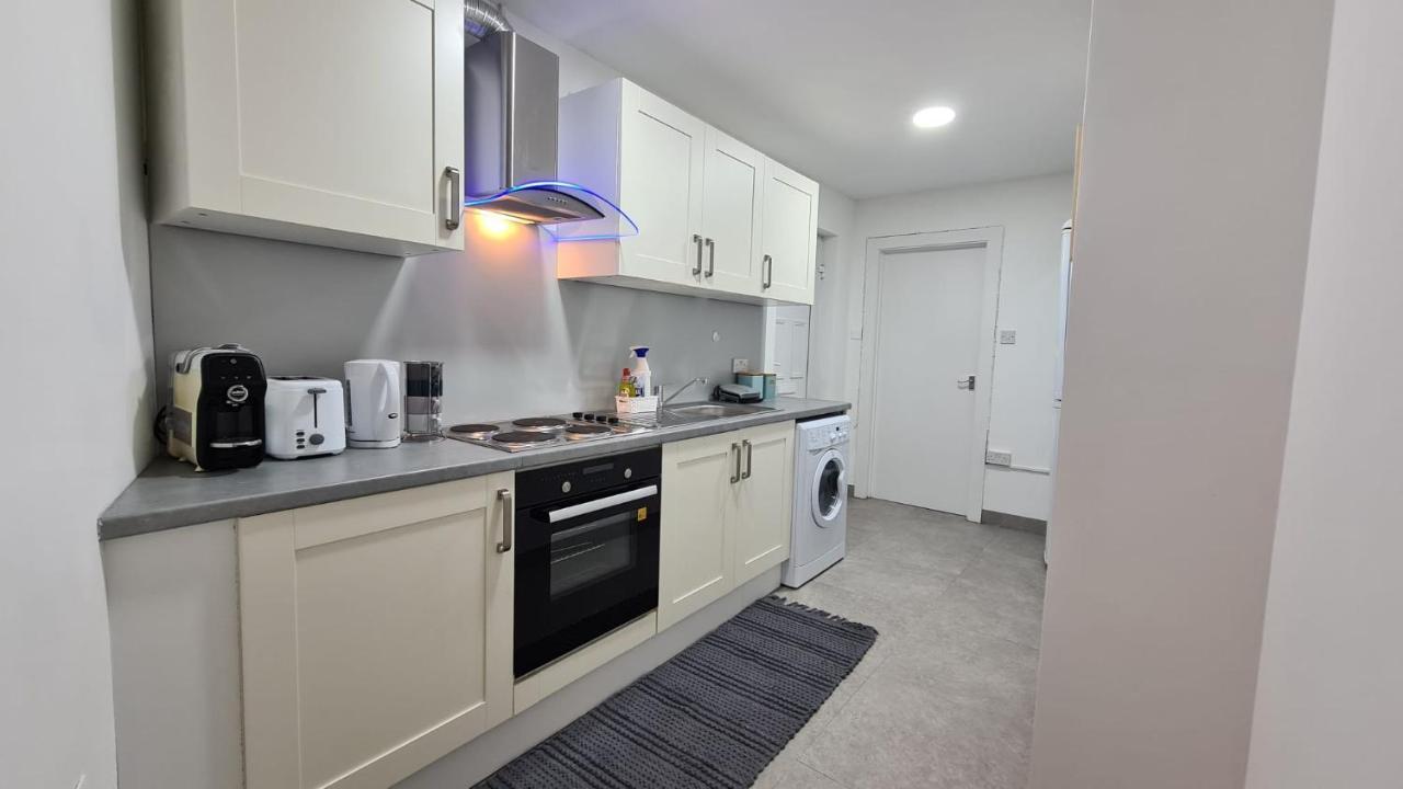 Luxury 1 Bedroom Flat In The Heart Of Wood Green Лондон Екстериор снимка